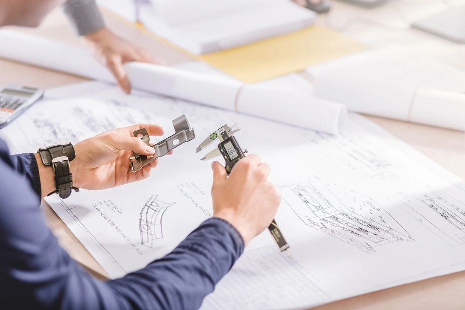 Ein professioneller Schiebemaßstab in den Händen eines CAD-Spezialisten der Firma TIYO
