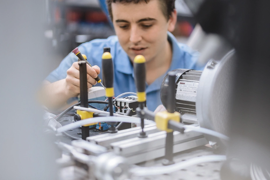 Prüftechniker bei der Installation von Prüfgeräten im TIYO-Labor
