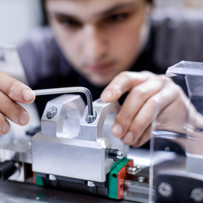 Präzises manuelles Nachziehen der Verbindungen bei einem Produkt aus der TIYO-Werkstatt