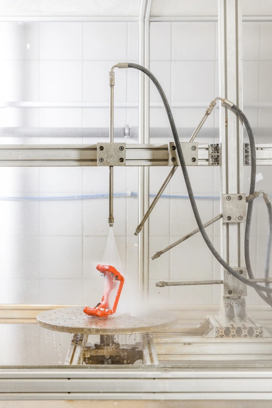 Düsen, die bei Tests im TIYO-Labor einen Wasserstrahl simulieren