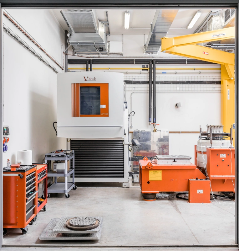 Vibrationstestkammer im TIYO-Labor
