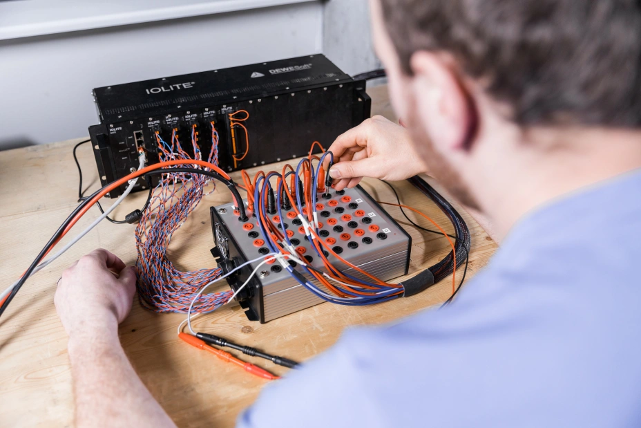 Ein Fachtechniker schließt die Kabel für Schwachstromprüfungen an