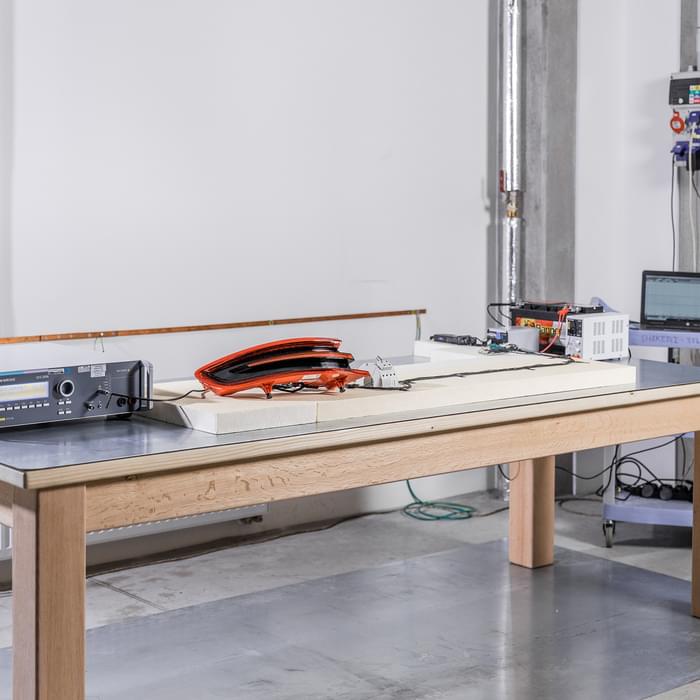 Arbeitsplatz mit professioneller Ausrüstung für Tests an Schwachstromelektronik bei TIYO