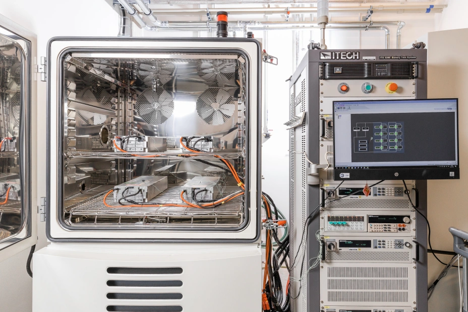 Innenausstattung einer Anlage für spezielle Tests an Lithium-Batterien