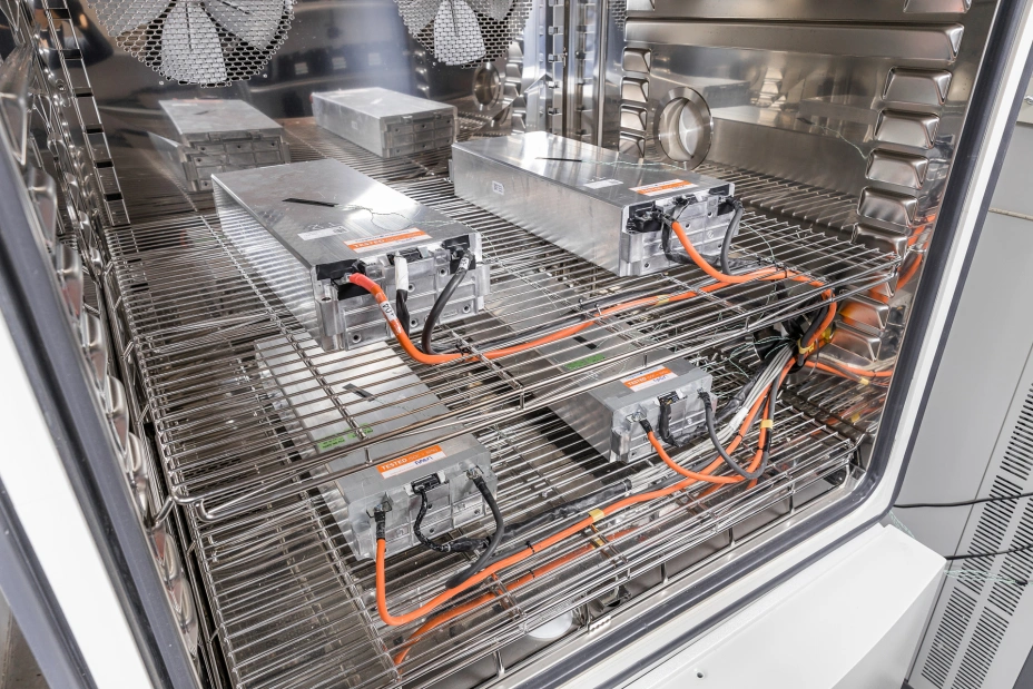 Detailansicht des Innenraums der Kammer und des Testmusters bei Batterietests im TIYO-Labor