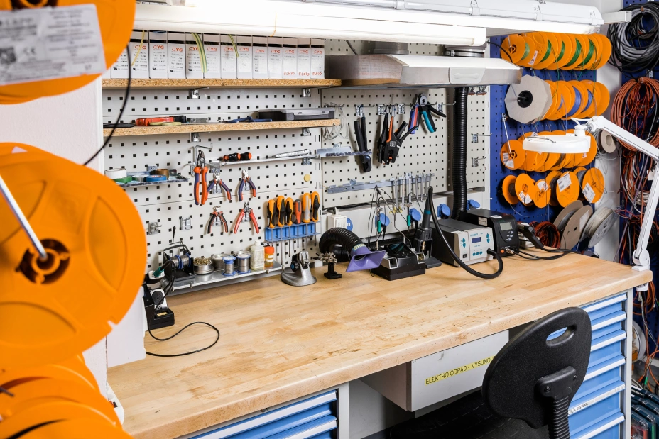 voll ausgestattetes Arbeitszimmer mit Geräten und Werkzeugen für Schwachstromprüfungen