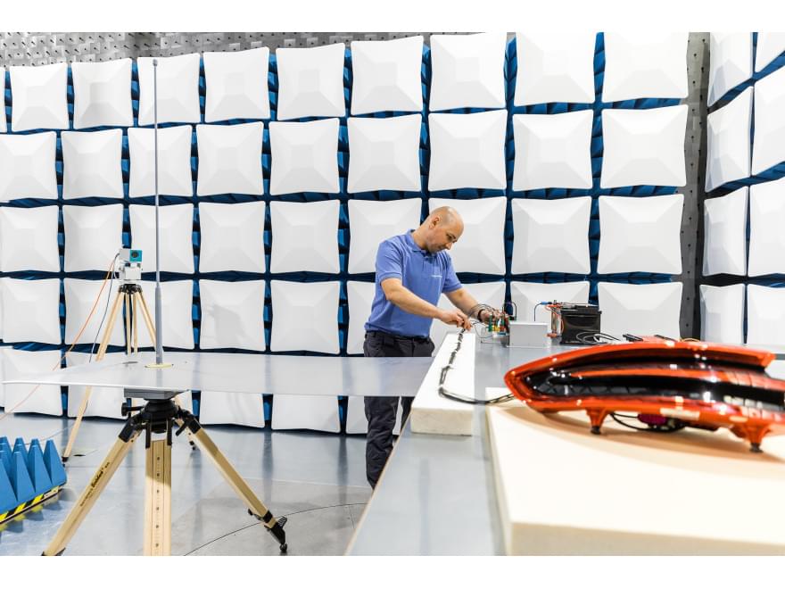 Ein TIYO-Spezialist trifft in der Kammer Vorbereitungen für Tests zur elektromagnetischen Verträglichkeit Ein TIYO-Spezialist trifft in der Kammer Vorbereitungen für Tests zur elektromagnetischen Verträglichkeit