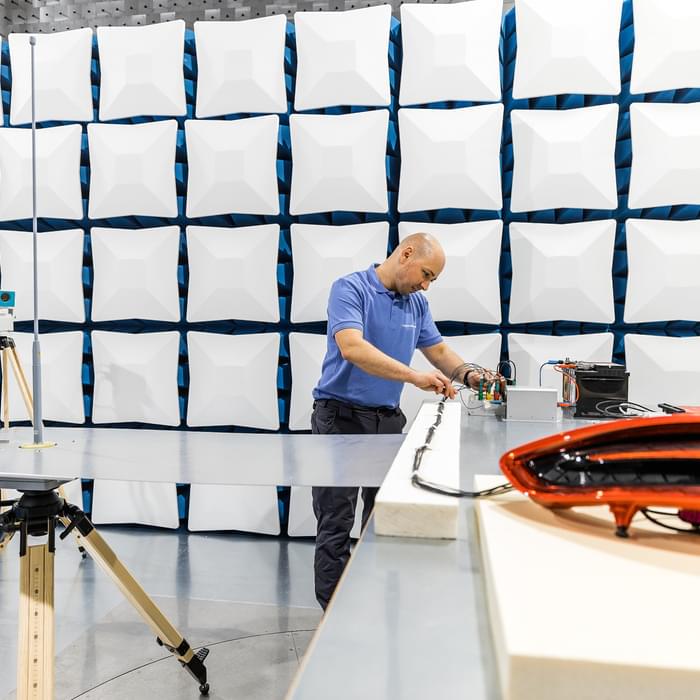 Ein TIYO-Spezialist trifft in der Kammer Vorbereitungen für Tests zur elektromagnetischen Verträglichkeit