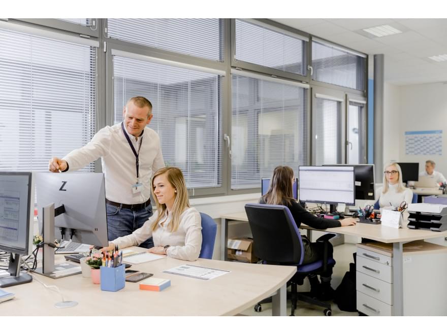 Fachpersonal im Büro des TIYO-Labors