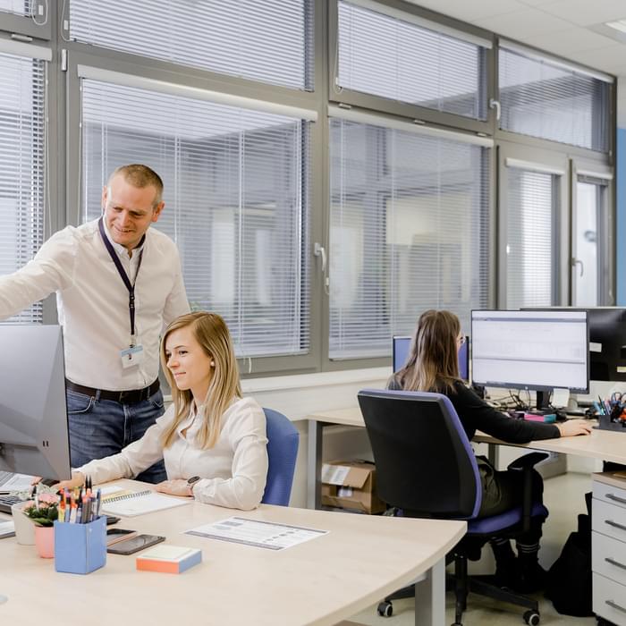 Fachpersonal im Büro des TIYO-Labors