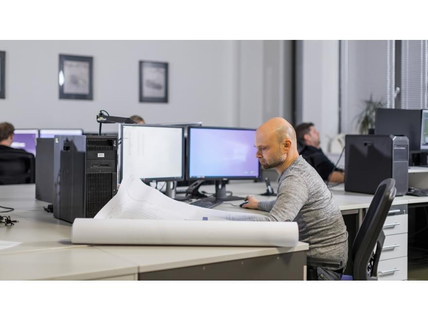 Ein TIYO-Spezialist arbeitet im Büro an einem digitalen Modell für die Automobilindustrie