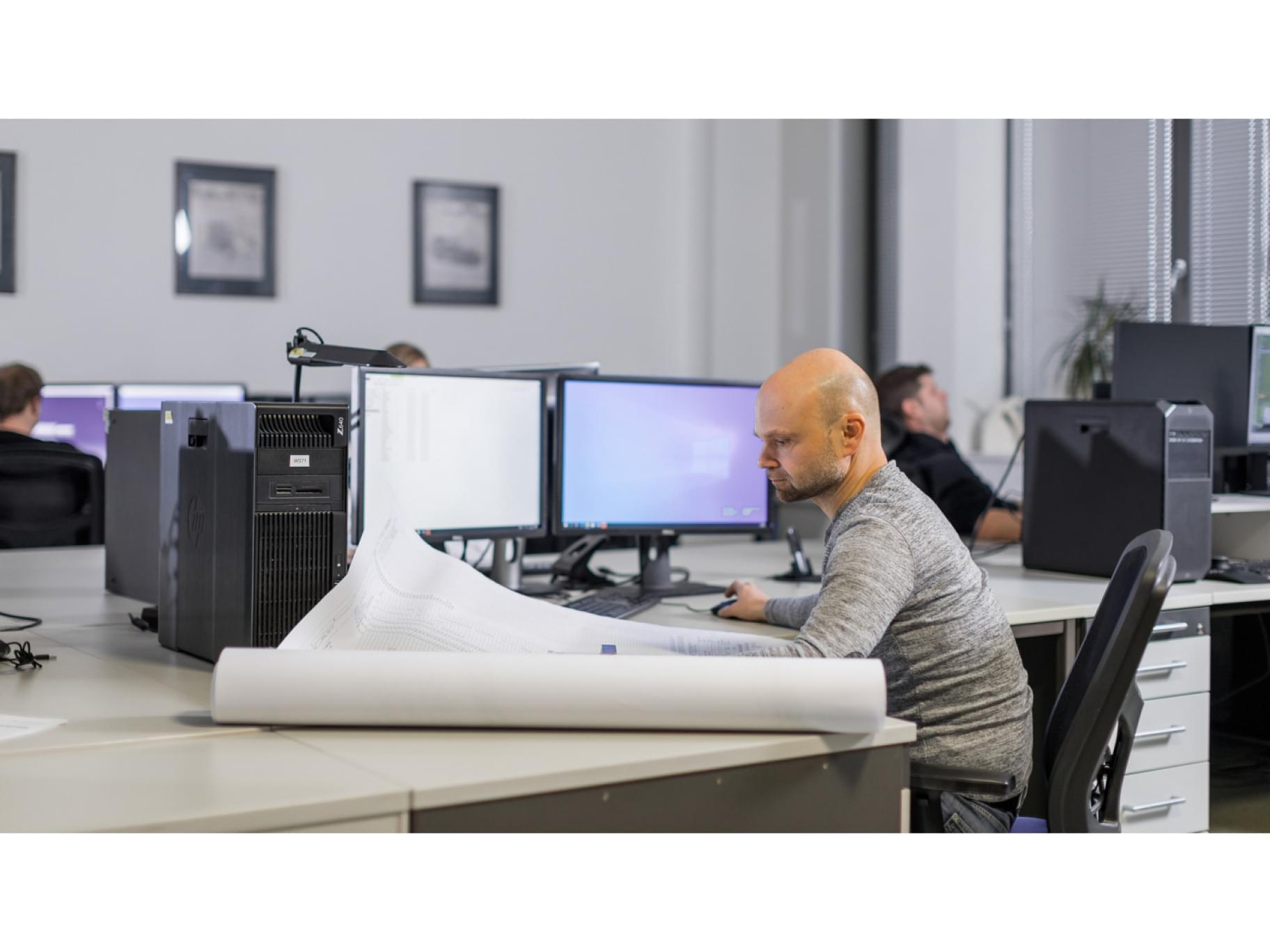 Ein TIYO-Spezialist arbeitet im Büro an einem digitalen Modell für die Automobilindustrie