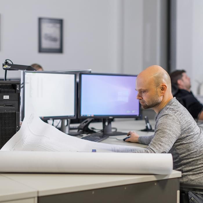 Ein TIYO-Spezialist arbeitet im Büro an einem digitalen Modell für die Automobilindustrie