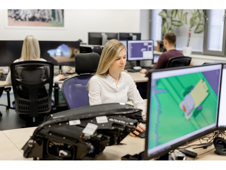 Eine Fachkraft des Unternehmens TIYO führt im Entwicklungsbüro von TIYO eine numerische Simulation durch