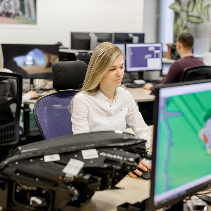 Eine Fachkraft des Unternehmens TIYO führt im Entwicklungsbüro von TIYO eine numerische Simulation durch