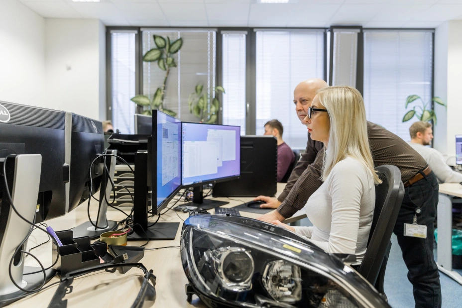 Zwei Spezialisten von Tiyo arbeiten mit Programmen für den Dienst „A-Class Surfacing“