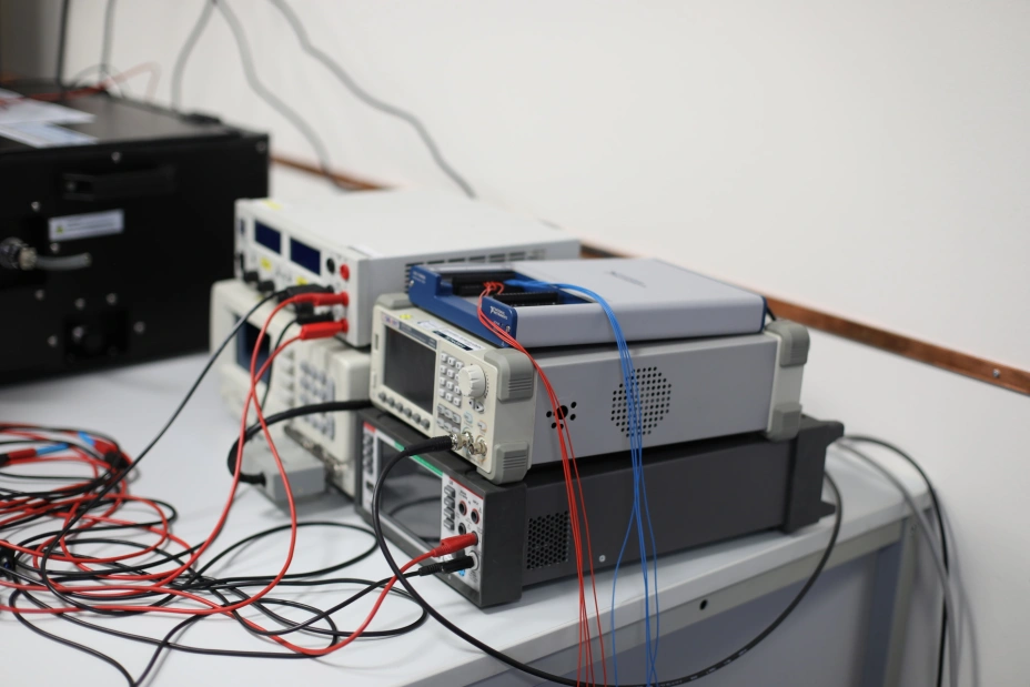 Spezialgeräte für EMV- und ESD-Prüfungen im TIYO-Labor