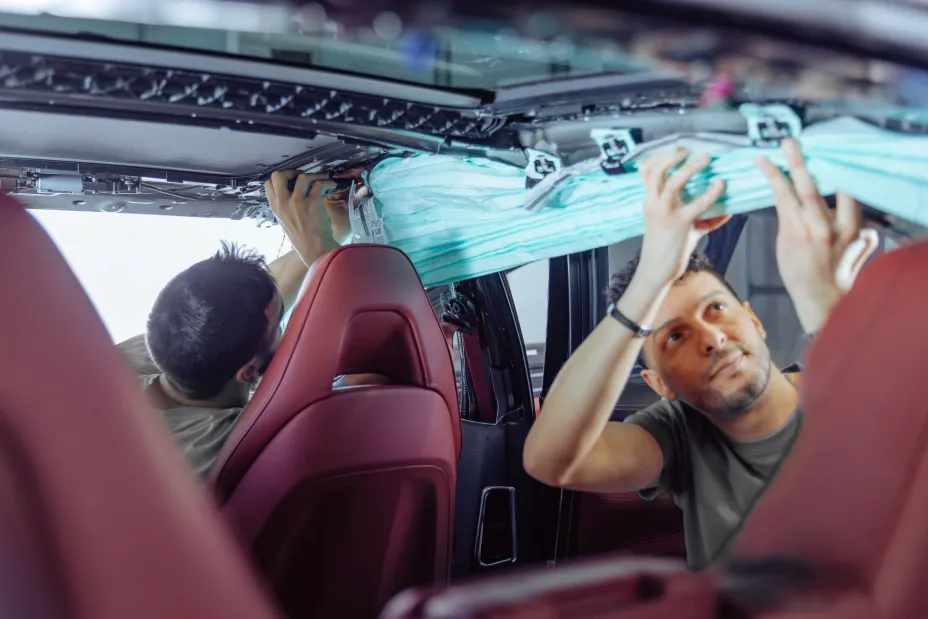 Die Spezialisten von TIYO bereiten den Innenraum des Fahrzeugs auf die Airbag-Auslösetests vor