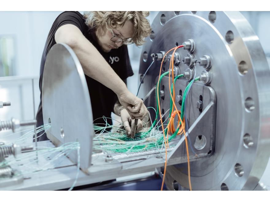 TIYO-Spezialist im Bereich des TIYO-Labors für die Messung von Gasen bei der Verbrennung von Batterien