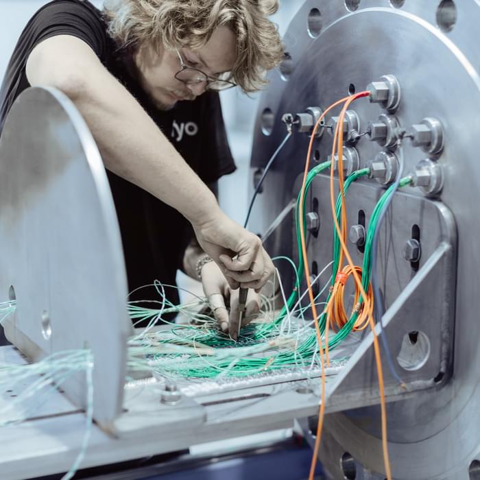 TIYO-Spezialist im Bereich des TIYO-Labors für die Messung von Gasen bei der Verbrennung von Batterien