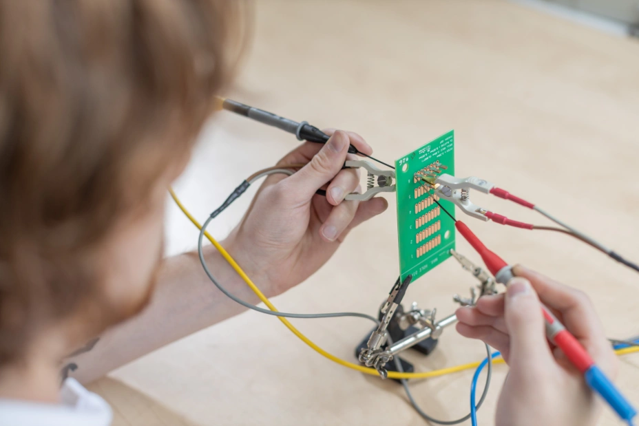 Die Arbeit eines TIYO-Mitarbeiters bei der Durchführung einer defektoskopischen Analyse