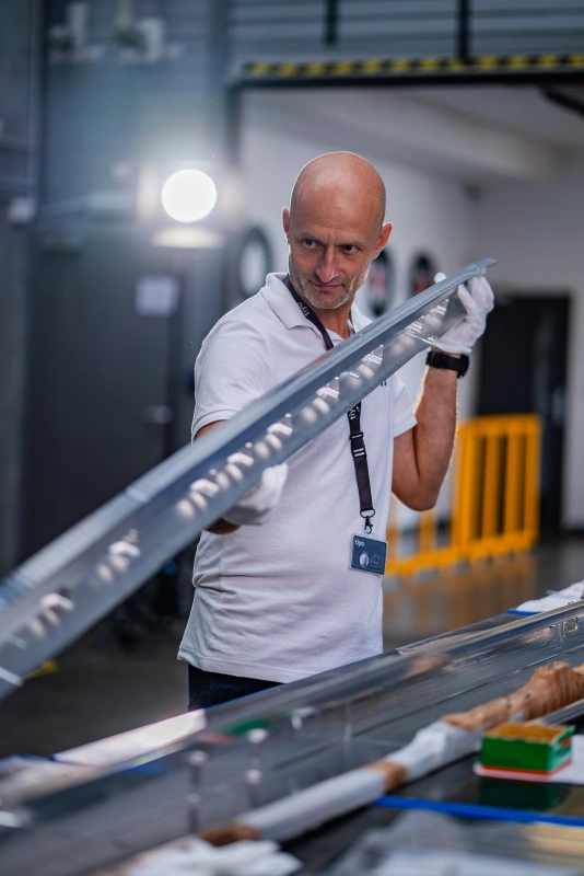 Sichtprüfung eines Aluminiumteils für die Luftfahrt