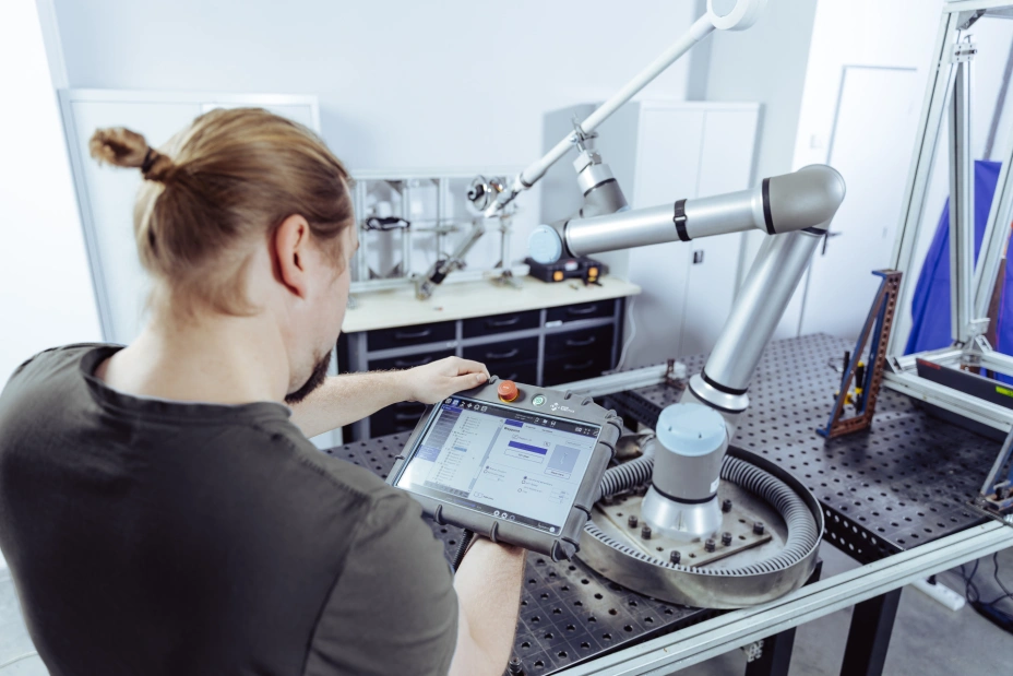 Der Spezialist analysiert Daten bei Umweltversuchen im TIYO-Labor