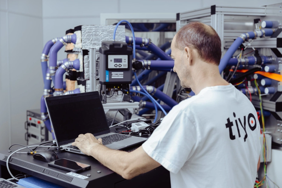 Ein TIYO-Spezialist nimmt bei Systemtests an mechatronischen Komponenten die Parameter ein