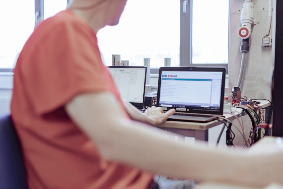 Ein TIYO-Spezialist analysiert Hochspannungsprüfungen mithilfe moderner Software