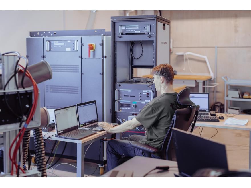 Ein TIYO-Spezialist analysiert Hochspannungsprüfungen am Computer Ein TIYO-Spezialist analysiert Hochspannungsprüfungen am Computer