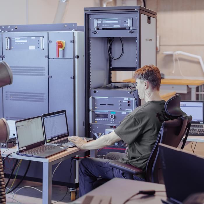Ein TIYO-Spezialist analysiert Hochspannungsprüfungen am Computer