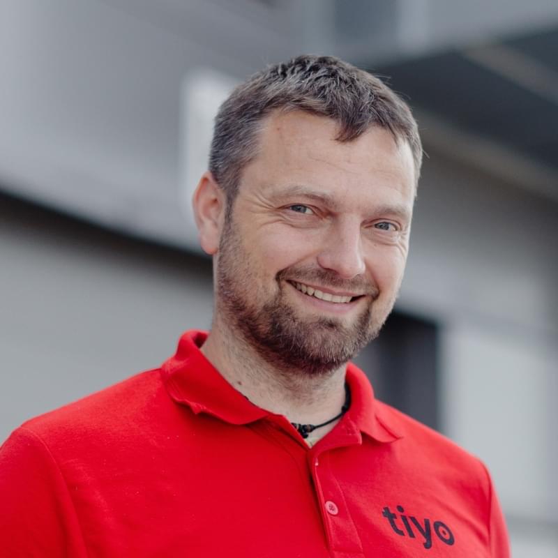Jakub Klusoň, správce budov, Tiyo
