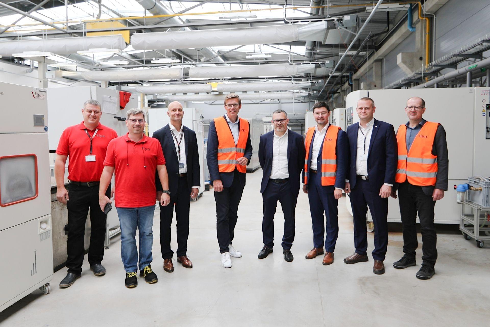 Vertreter von Tiyo und eine Delegation des Verkehrsministers Martin Kupka