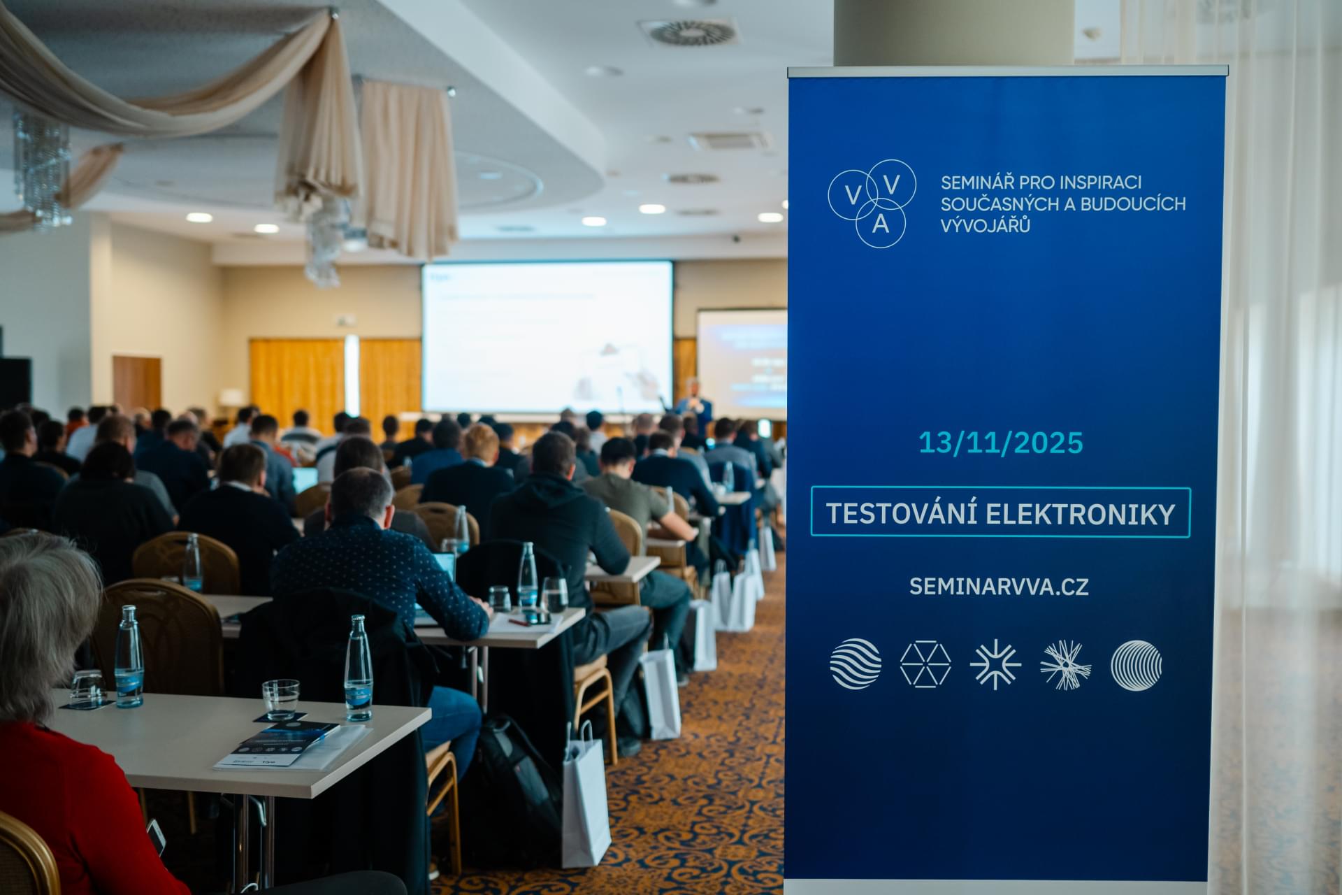 Konferenzsaal mit dem Banner „VVA 2025“