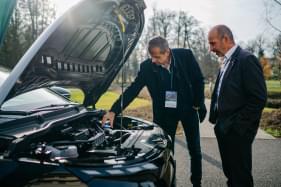 Besichtigung des Exterieurs des Škoda-Elektroautos