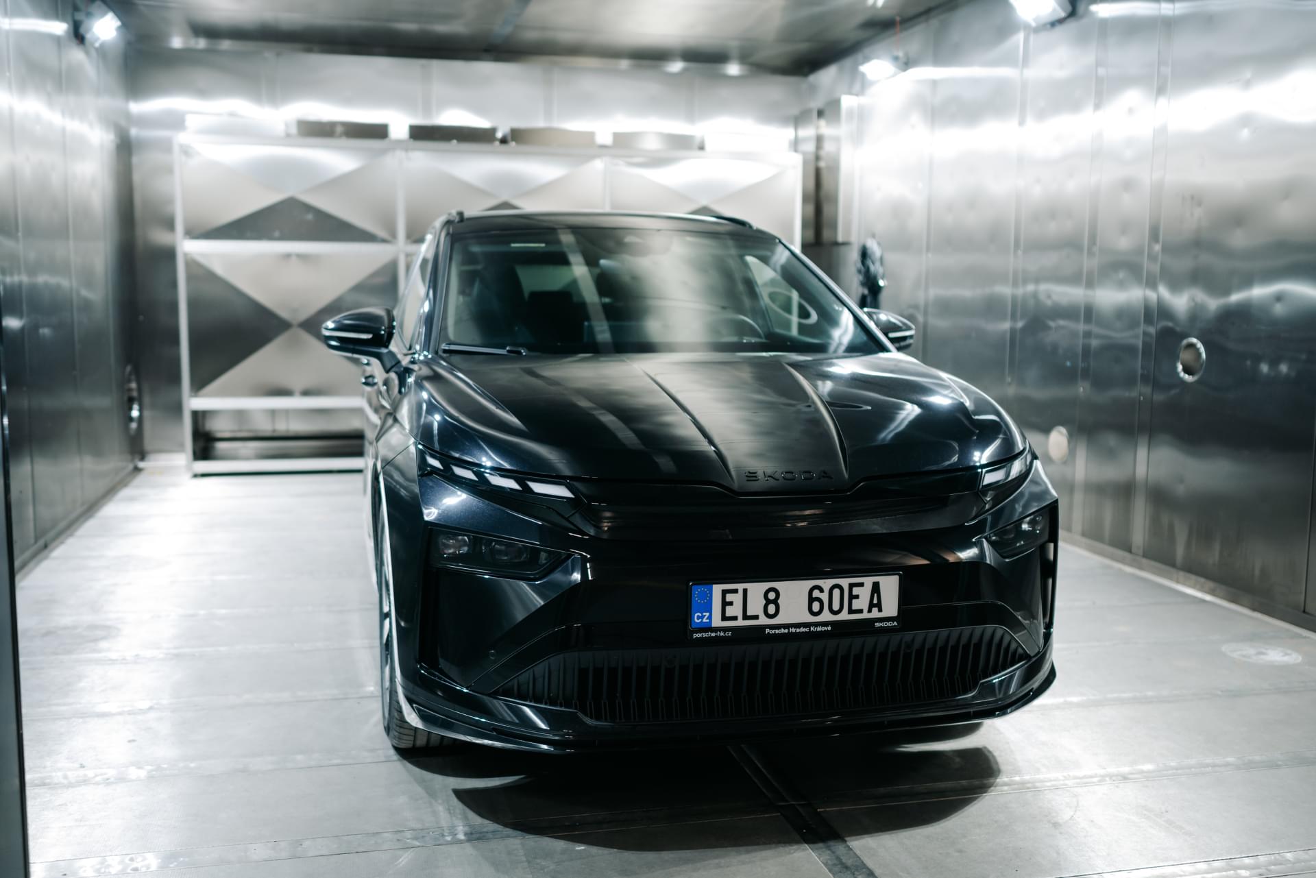 Drive-in-Kammer mit Auto im Zentrum von Tiyo